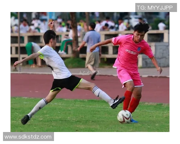 追梦少年成就足球梦想的传奇之路从默默无闻到世界瞩目